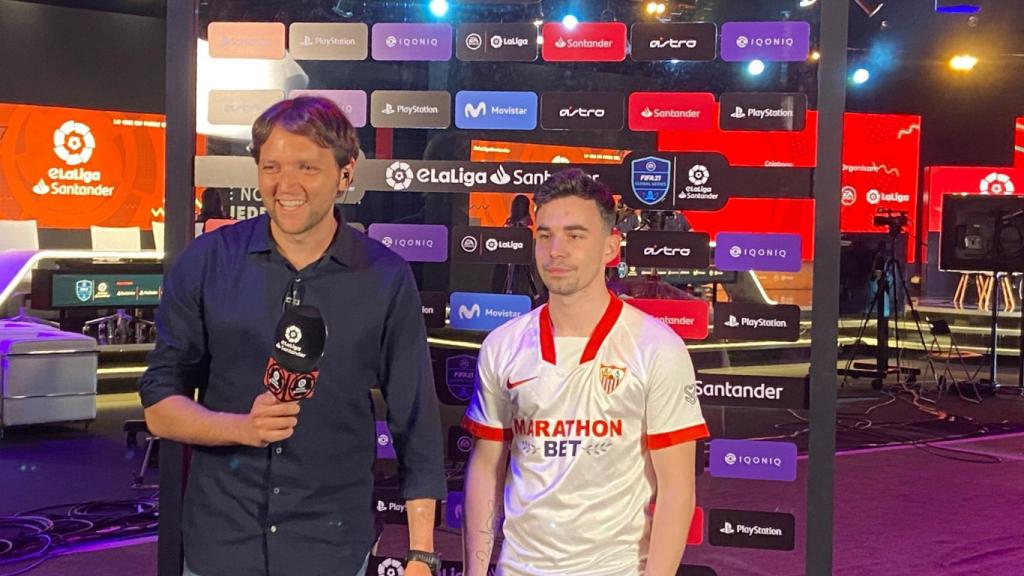 Rodrigo Fáez entrevistando a Pepeelbotellu, del Sevilla