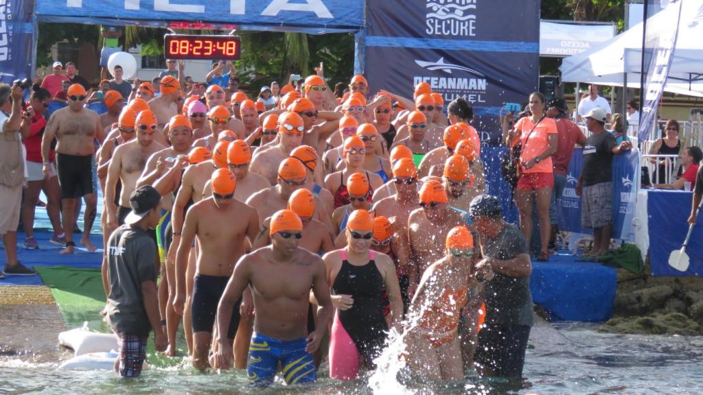 Salida de una prueba de natación en Alicante.