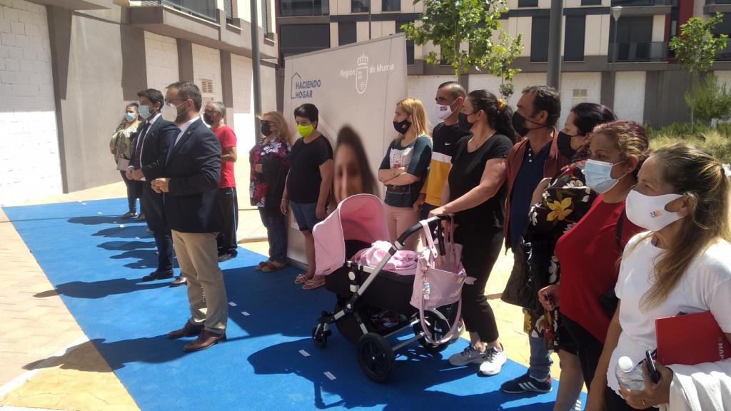 Las diez familias que este lunes recibieron un piso tras diez años de espera.
