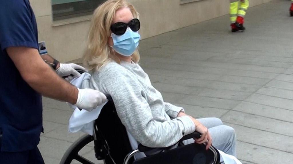 Bárbara Rey abandonando el hospital en silla de ruedas.