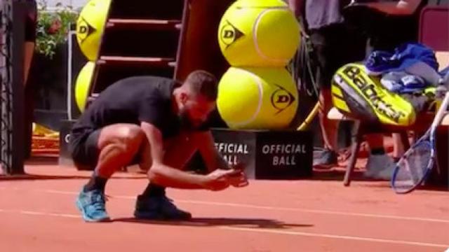 Benoit Paire haciendo una foto al bote de una bola en Roma