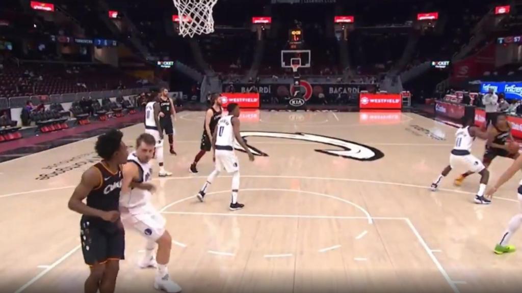 Vídeo: Doncic enciende a la NBA: su golpe bajo que le costó la expulsión y  con el que le tildan de antideportivo