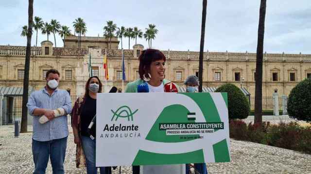 La candidata de Adelante Andalucía, Teresa Rodríguez, en el patio del Parlamento en una imagen de archivo.