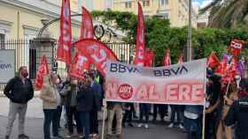 Trabajadores de BBVA se concentran contra el ERE frente a las sedes del banco.