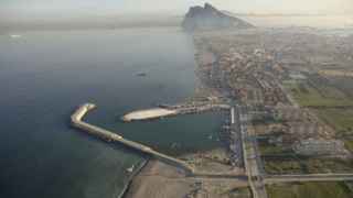 Vista aérea del puerto de La Atunara, con Gibraltar al fondo.