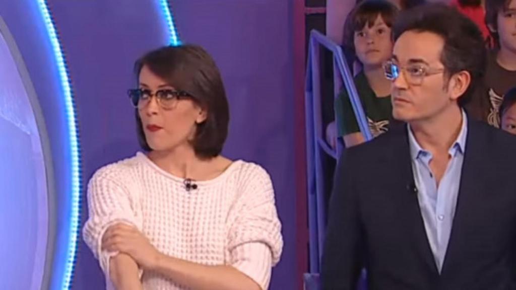 Los hermanos periodistas Santi y Thais Villas.