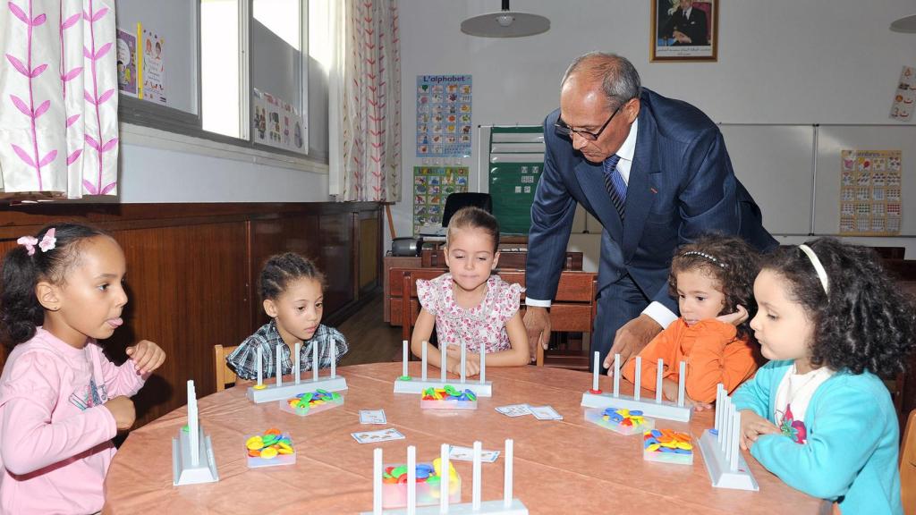 La princesa Lalla Khadija en el centro, en su primer día de colegio.