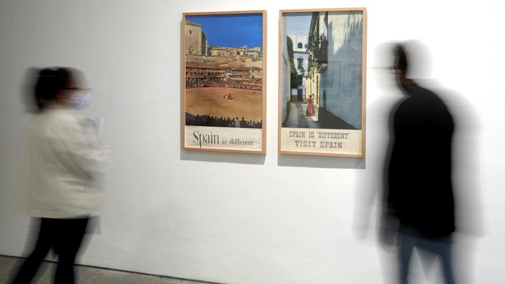Visitantes en la sala Turismo y desarollismo: en la España de los 60