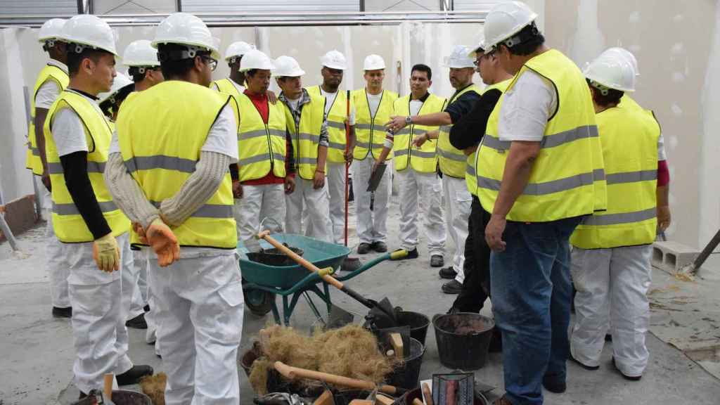 Trabajadores de la construcción reciben formación.