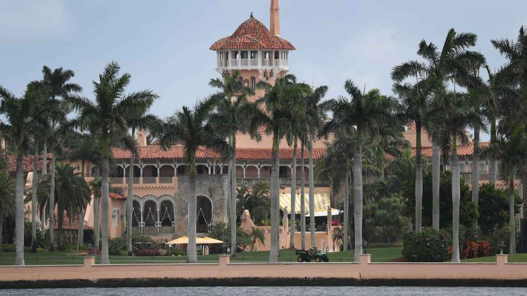 Imagen de la fachada de la casa del expresidente Trump en Palm Beach.