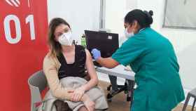 Una mujer es vacunada contra la Covid en la Comunidad Valenciana el pasado 26 de marzo.