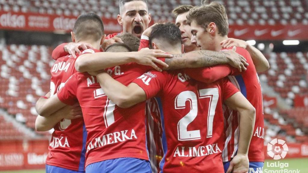 Piña de los jugadores del Granada para celebrar un gol ante el Betis