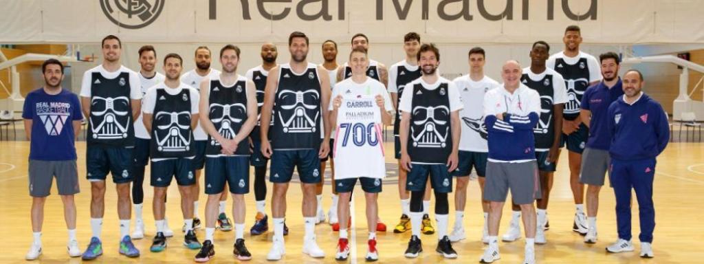 Jaycee Carroll posa con la camiseta conmemorativa por sus 700 partidos con el Real Madrid de Baloncesto