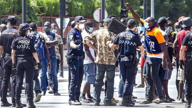 Varios agentes junto a los temporeros amotinados en Albacete