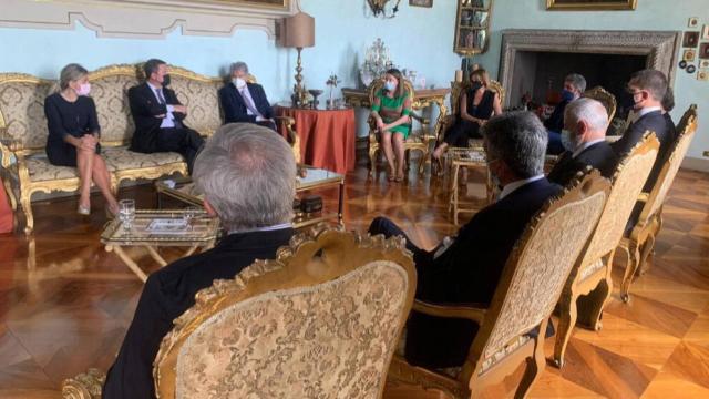 La alcaldesa de Toledo, Milagros Tolón, con el presidente de Castilla-La Mancha, Emiliano García-Page, en la reunión de este martes con empresarios italianos y españoles en Roma