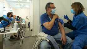 Una enfermera vacuna a un hombre en el centro de vacunación de la Fira de Barcelona.