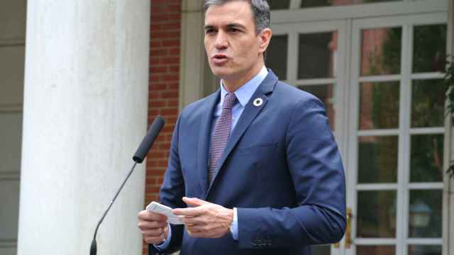 Pedro Sánchez, presidente del Gobierno, en las escalinatas de Moncloa.
