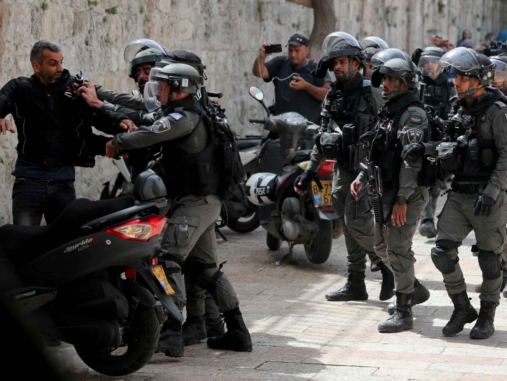 La policía israelí detiene a un palestino cerca de la mezquita Al- Aqsa.