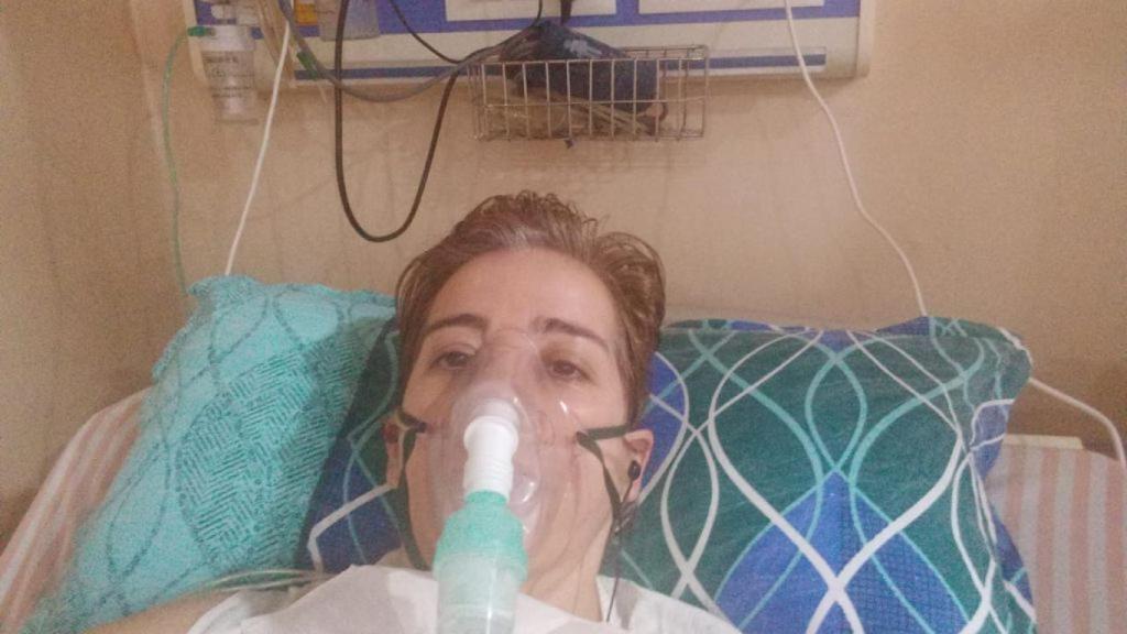 Pepa Baños hace tres días, en la cama de su UCI en un hospital cercano a Nueva Delhi.
