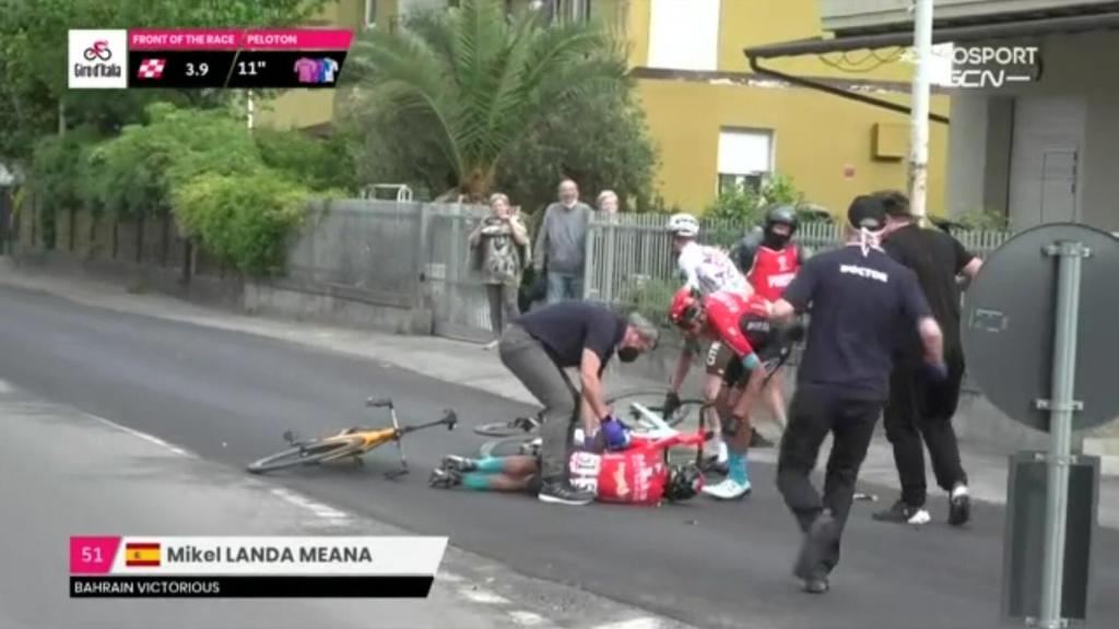 Mikel Landa, tendido en el suelo durante la quinta etapa del Giro de Italia