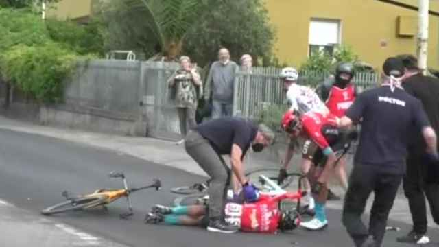 Mikel Landa, tendido en el suelo durante la quinta etapa del Giro de Italia