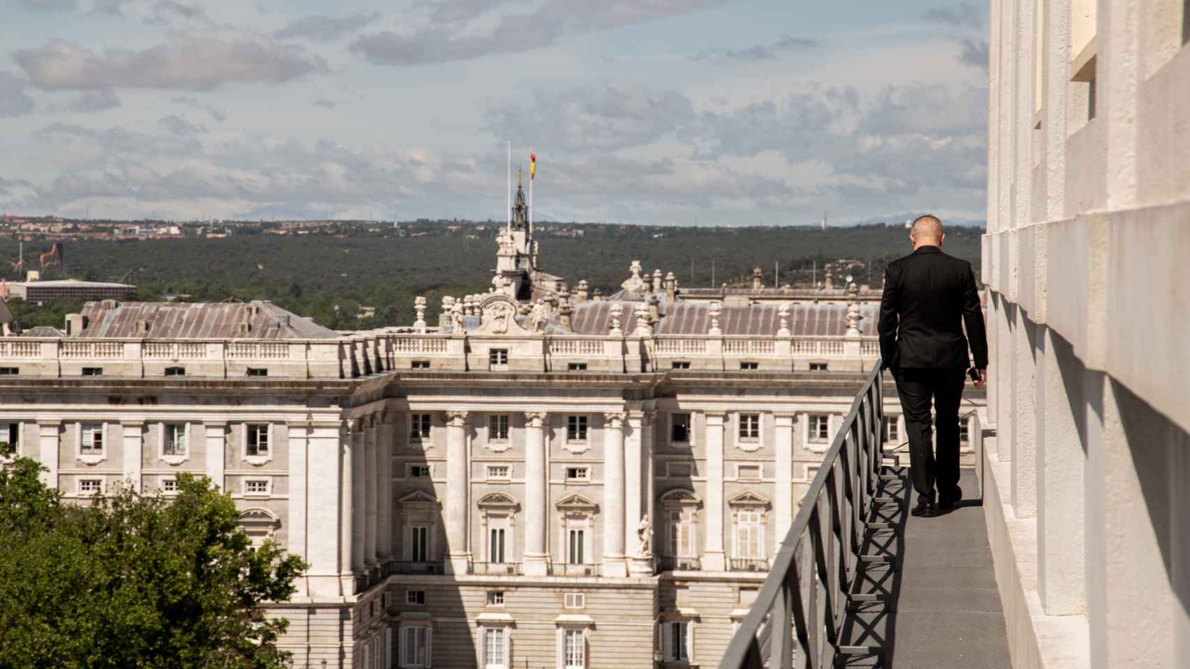 El director artístico, en la terraza del Real y con el Palacio Real al fondo.