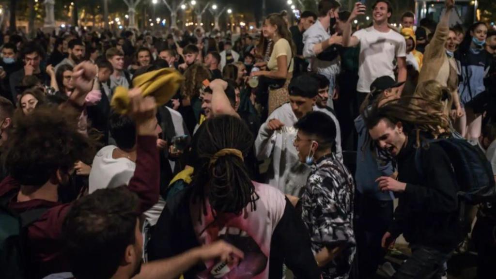 Una multitud de jóvenes se agolpa en el paseo de Lluis Companys (Barcelona).