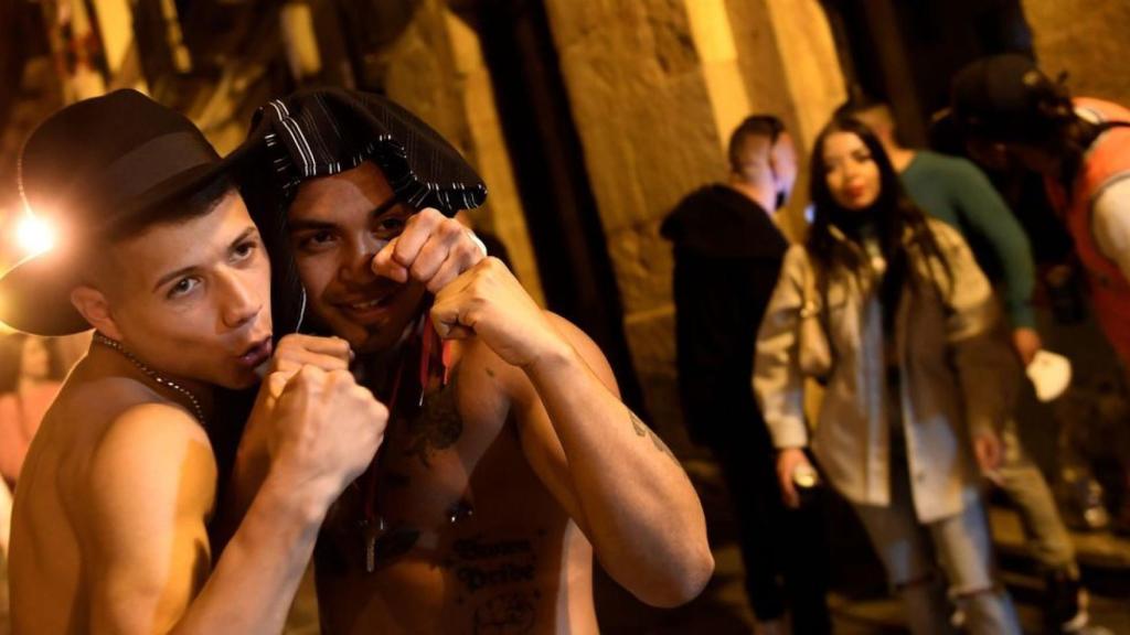 Dos hombres posan sin mascarilla en Oviedo el pasado domingo.