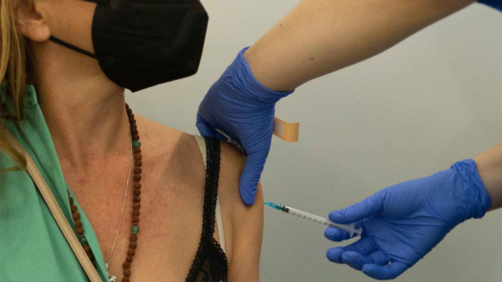Una enfermera vacuna a una mujer en Barcelona.