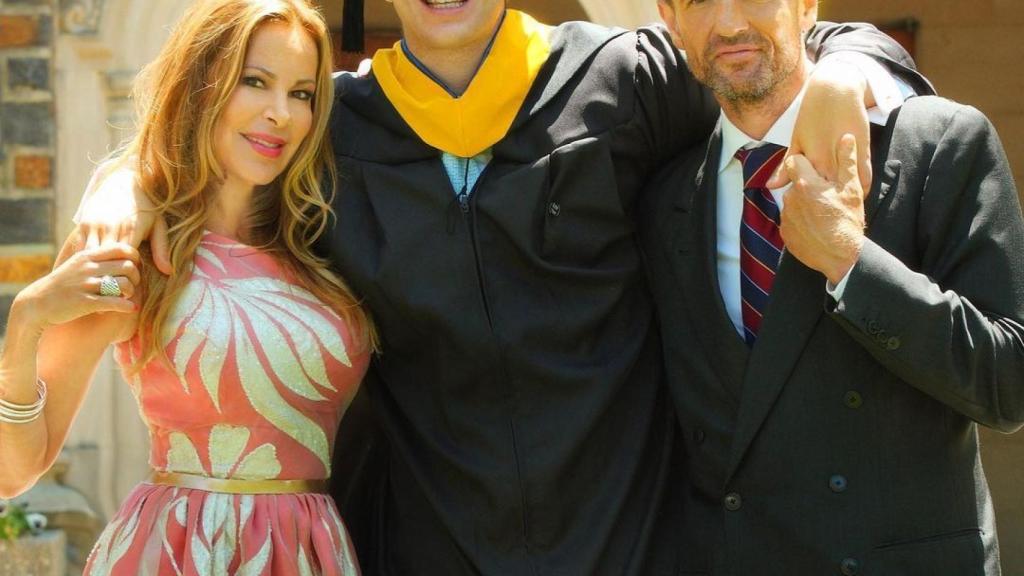 Ana Obregón y Alessandro Lequio junto a su hijo Álex en la primavera de 2014.