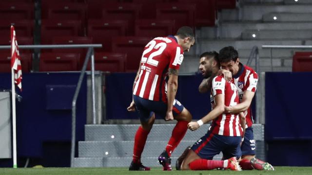 Yannick Carrasco celebra con sus compañeros su gol