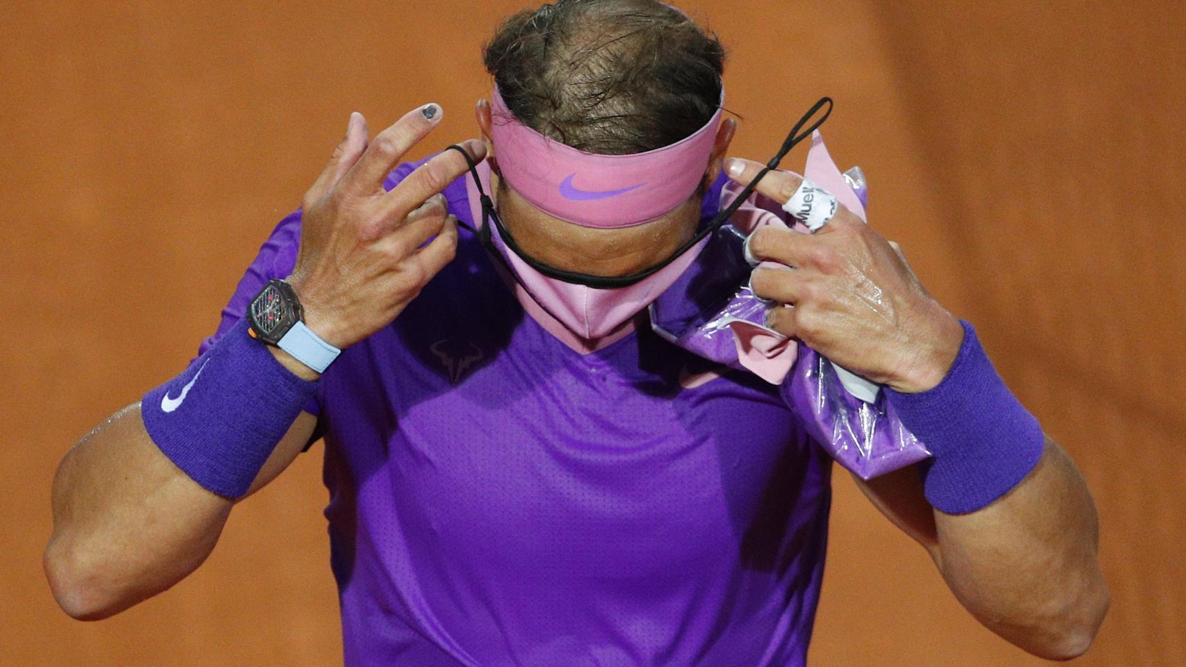 Nadal poniéndose la mascarilla