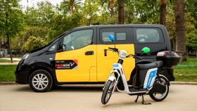 Imagen de un taxi y una motocicleta compartida de Cooltra incluídos en los servicios de Free Now.