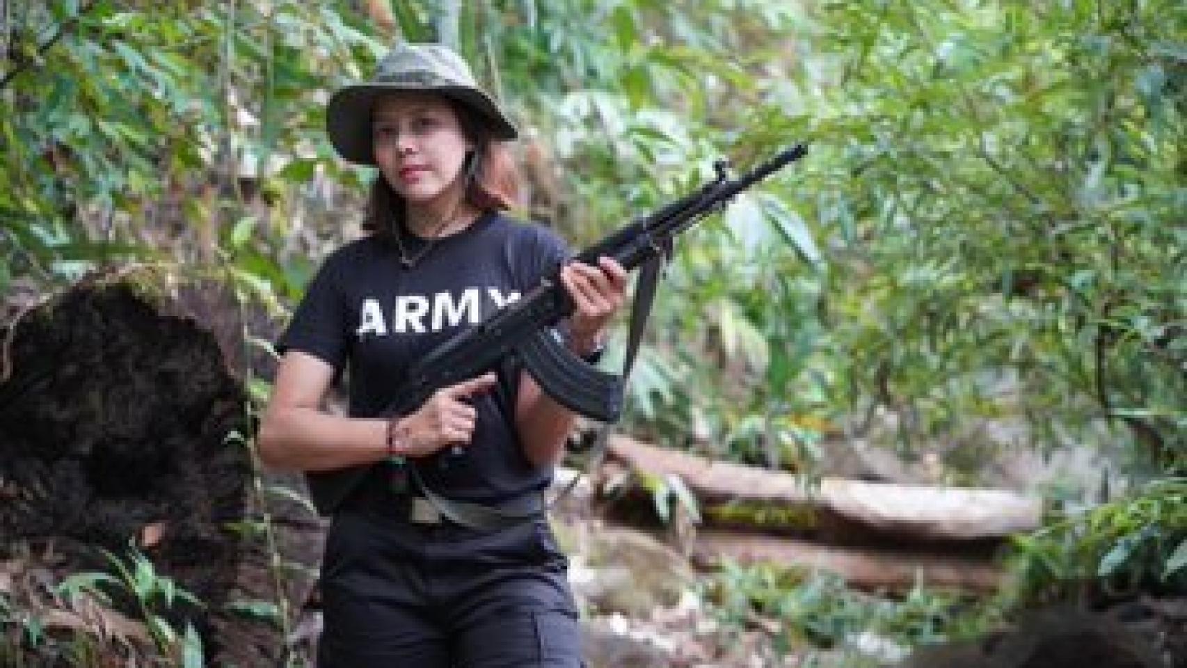 De miss a guerrillera contra los militares: la birmana que empuña un rifle  y cita a Ana Belén