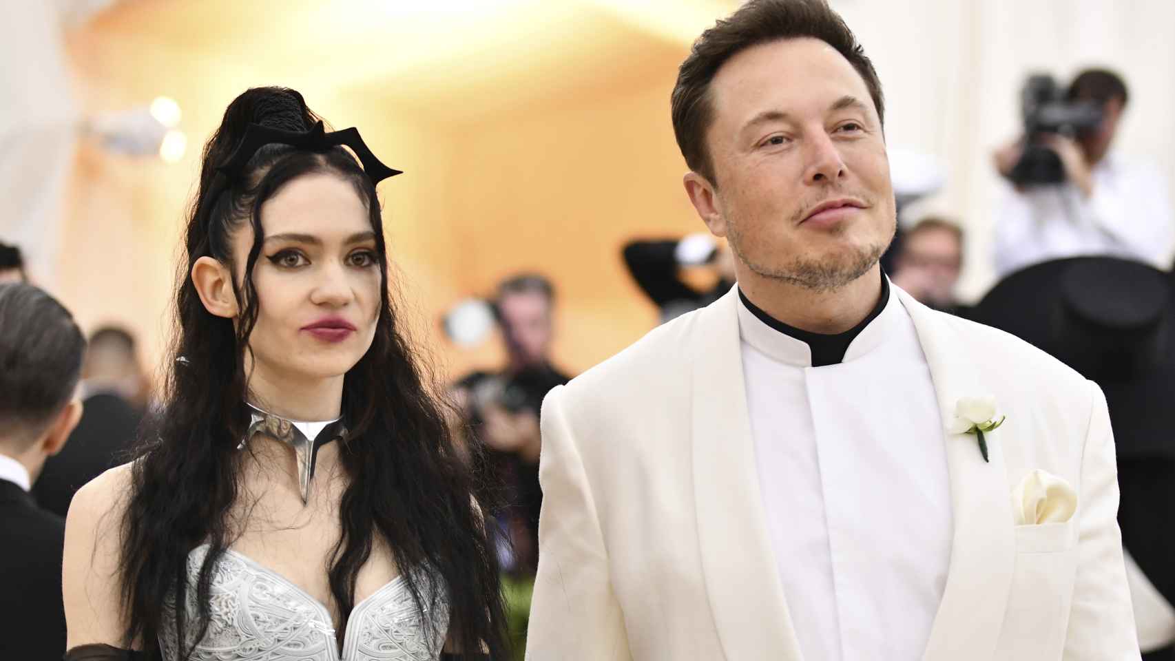 Elon Musk junto a su pareja, Grimes, en una imagen de mayo de 2018.