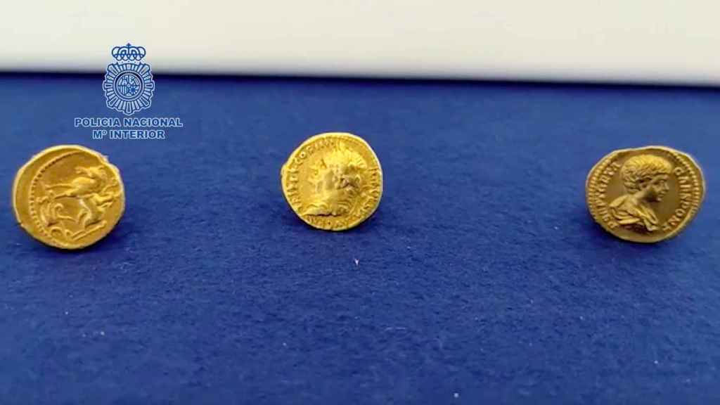 Las tres monedas de oro romanas recuperadas.