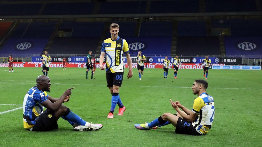 Lukaku y Achraf celebran un gol