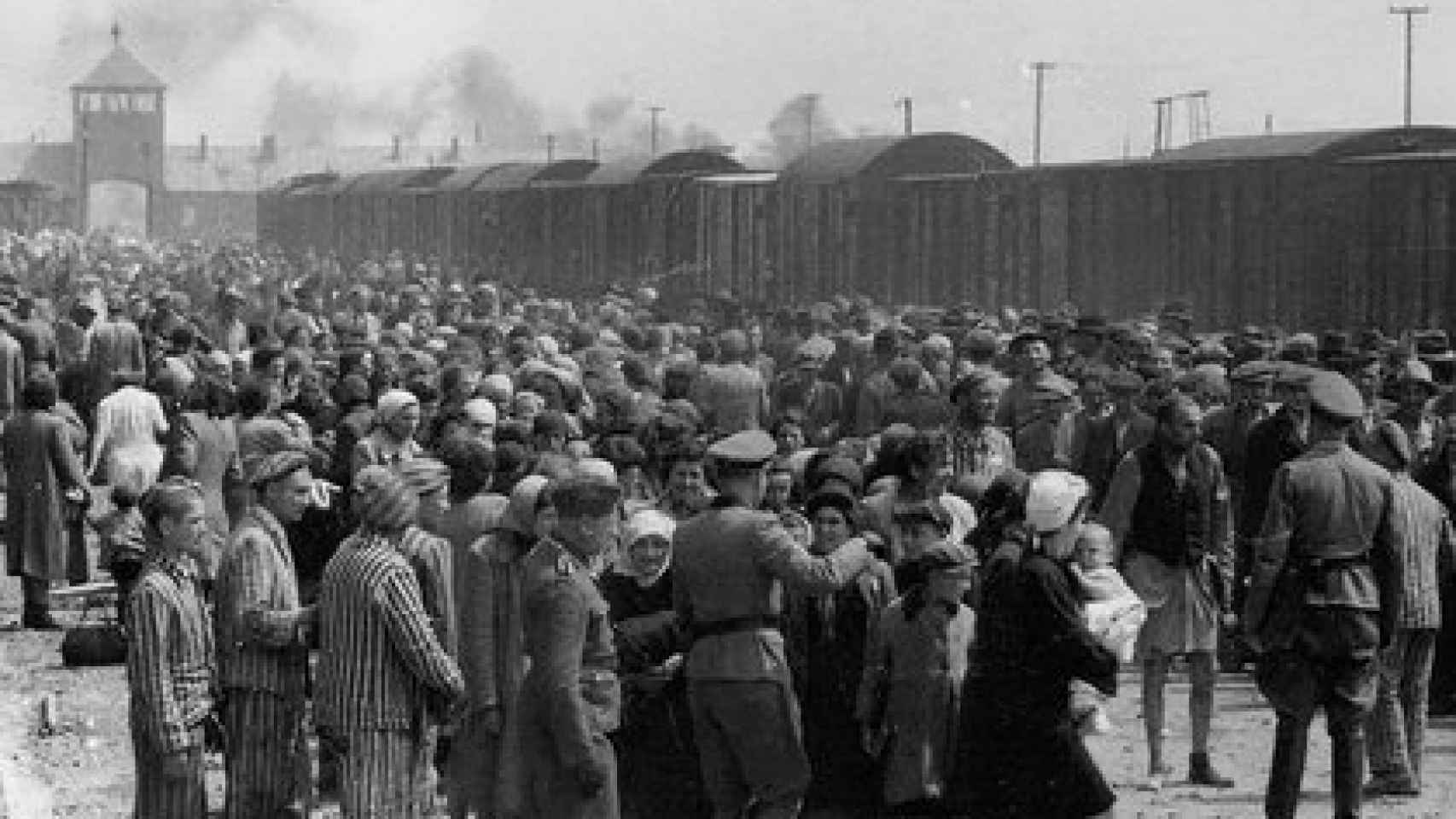Prisioneros llegando al campo de concentración de Auschwitz.