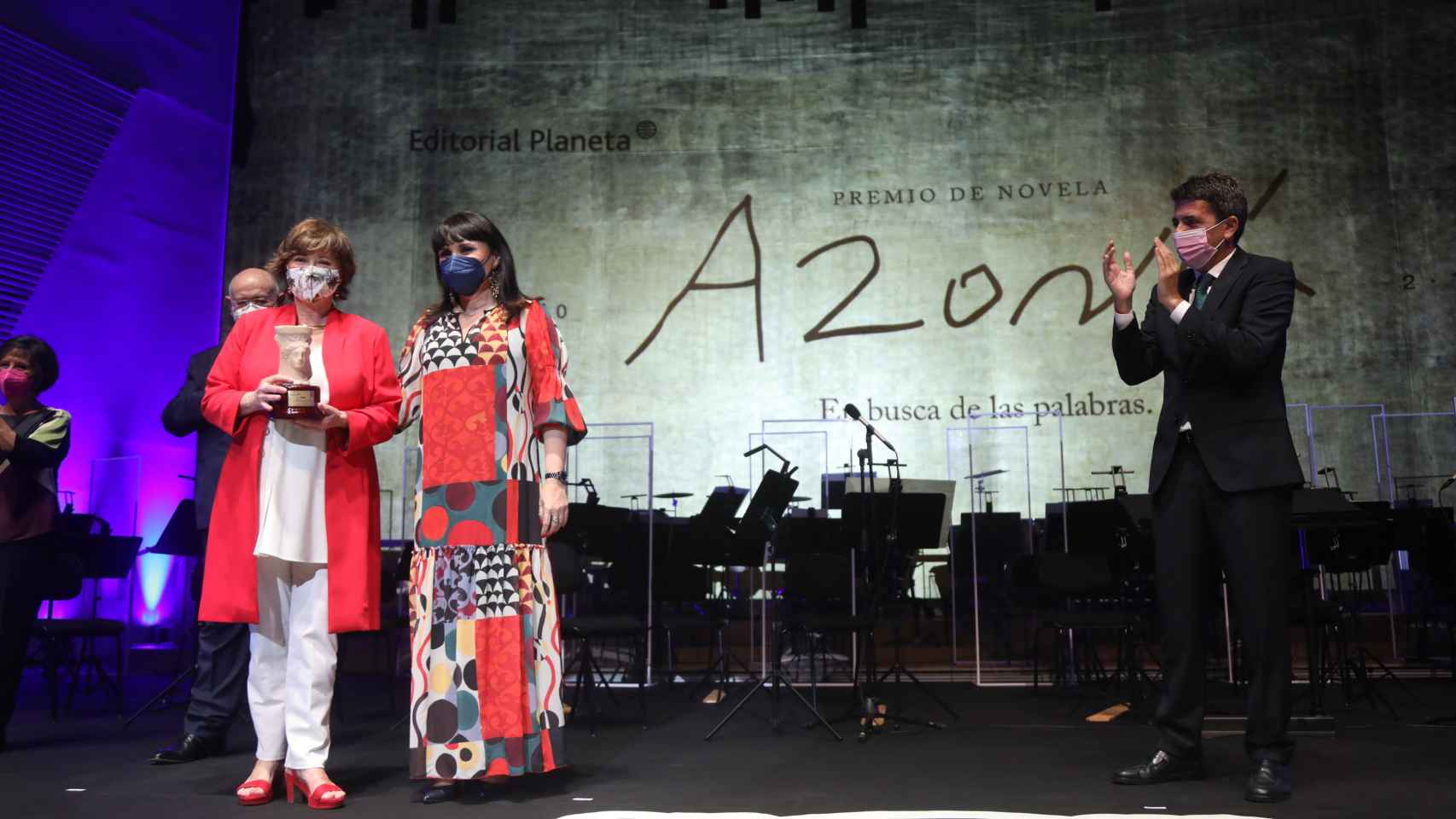Nativel Preciado recibe el premio Azorín 2021 por su novela 'El santuario de los elefantes', con Parra y Mazón.