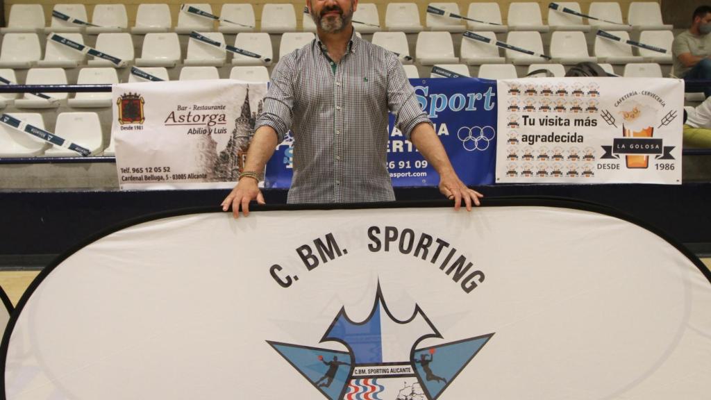 Pepe Sánchez posa junto al escudo del club en el Pitíu Rochel.
