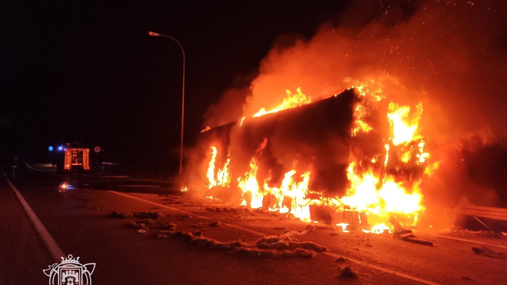 Impresionante incendio de un camión en plena AP-1 1