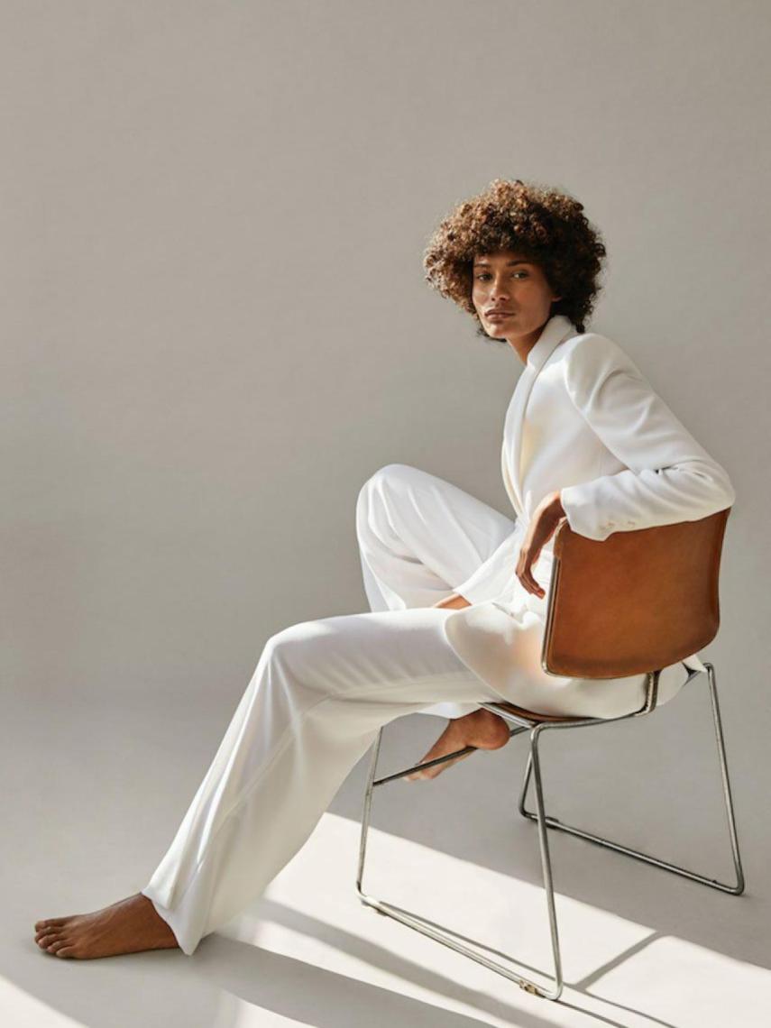 En su propuesta, Bleis tiene un conjunto de pantalón 'palazzo' y 'blazer'.