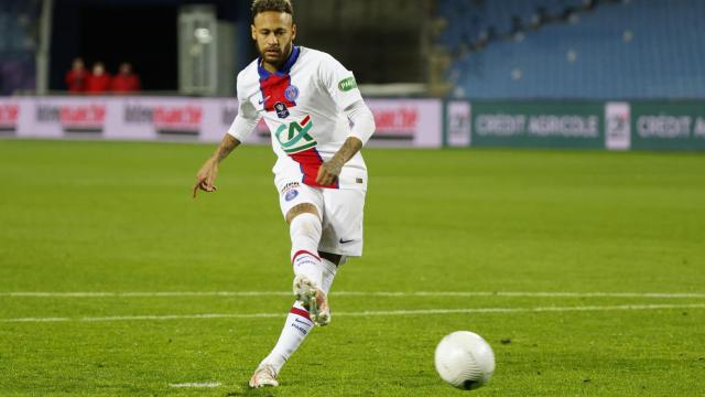 Neymar lanzando un penalti con el PSG