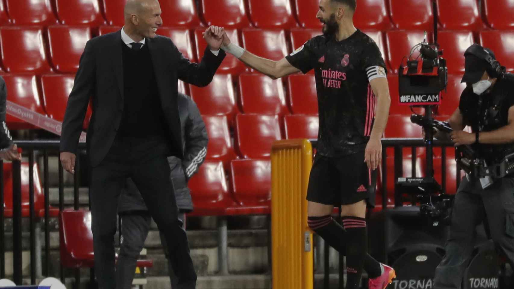 Zinedine Zidane felicita a Karim Benzema tras su gol al Granada