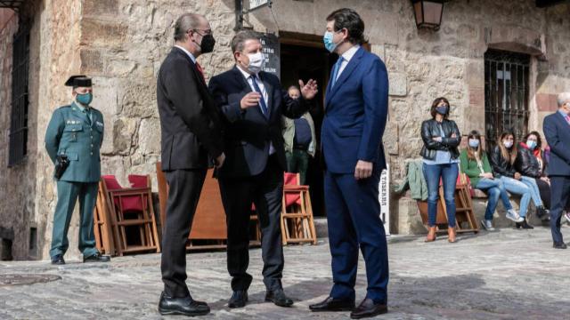 El presidente de Castilla-La Mancha, Emiliano García-Page, participa este jueves, en Albarracín (Teruel), en el encuentro institucional sobre despoblación junto a sus homólogos de Aragón y Castilla y León, Javier Lambán y Alfonso Rodríguez Mañueco