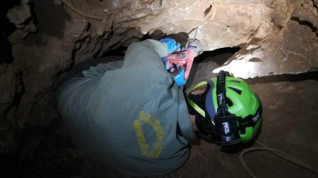 Un agente de la Guardia Civil durante las labores de rescate en la cueva de Albacete.
