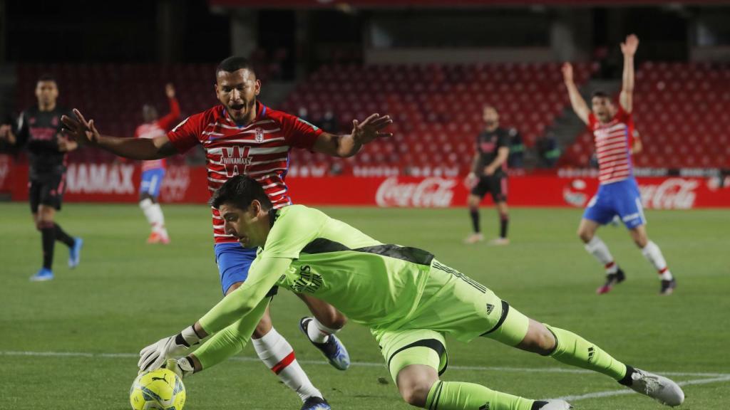 Courtois realizando una parada ante el Granada