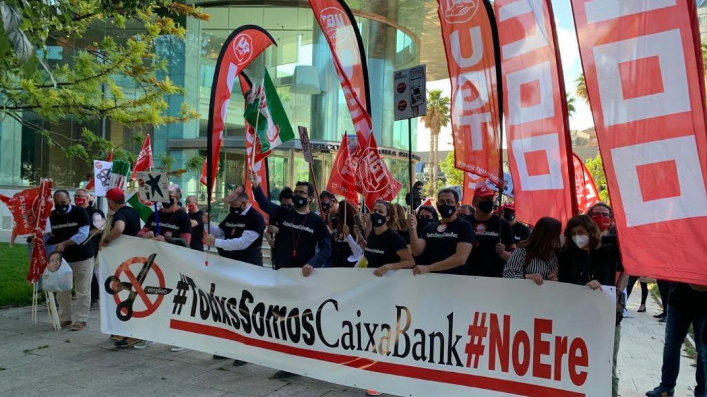 Los trabajadores de CaixaBank se manifiestan contra el ERE a la entrada de la junta de accionistas.