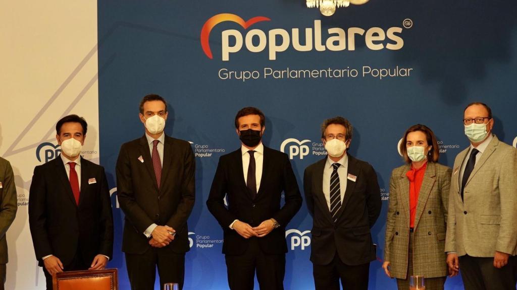 El presidente del PP, Pablo Casado, con representantes del Comité Nacional del Transporte por Carretera el pasado jueves.