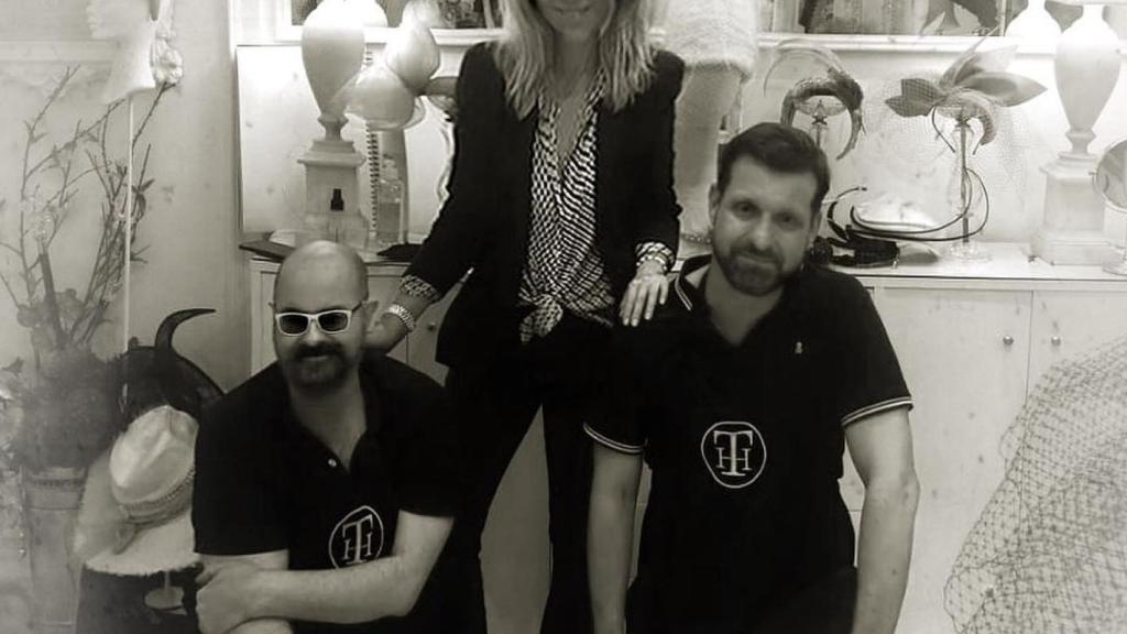 Los Tolentino junto a Patricia Rato en su atelier de Sevilla.